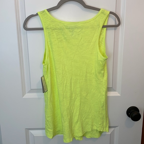 GAP -LOT (3) V-Neck Tee & Tanks - Picture 3 of 7
